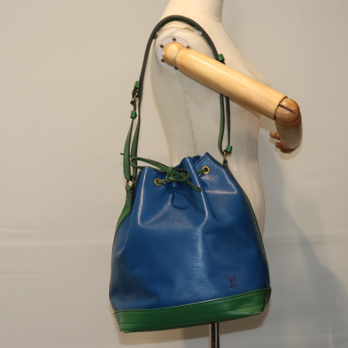 LOUIS VUITTON Epi Noe Shoulder Bag Bicolor Green Blue M44044 LV Auth 80277