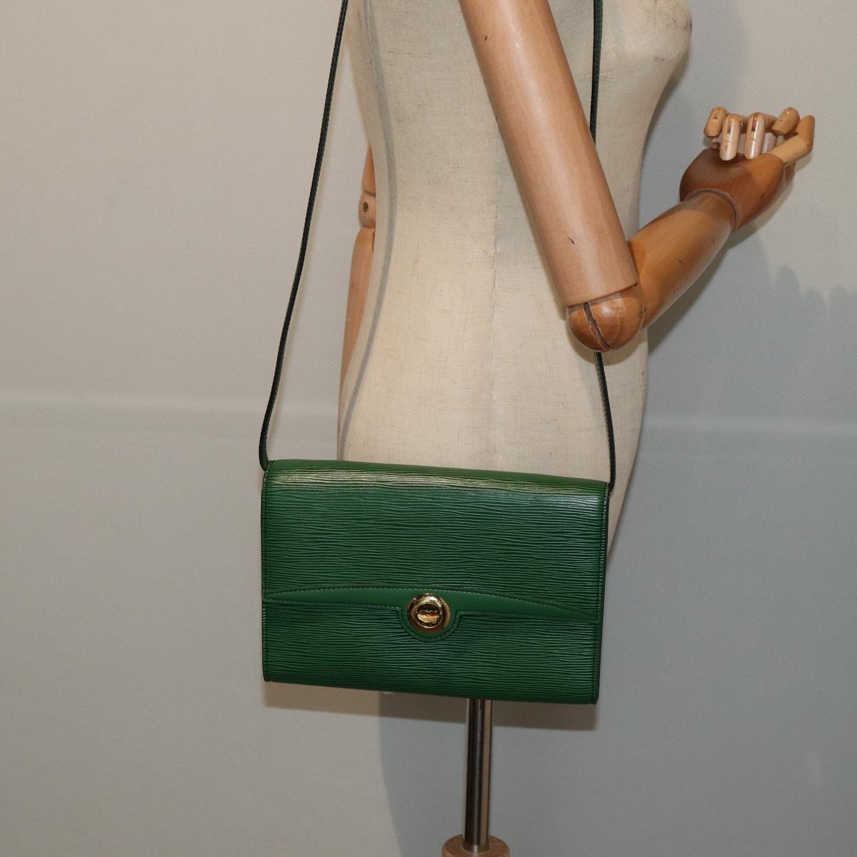 LOUIS VUITTON Epi Pochette Arche Shoulder Bag Green M52574 LV Auth 80726