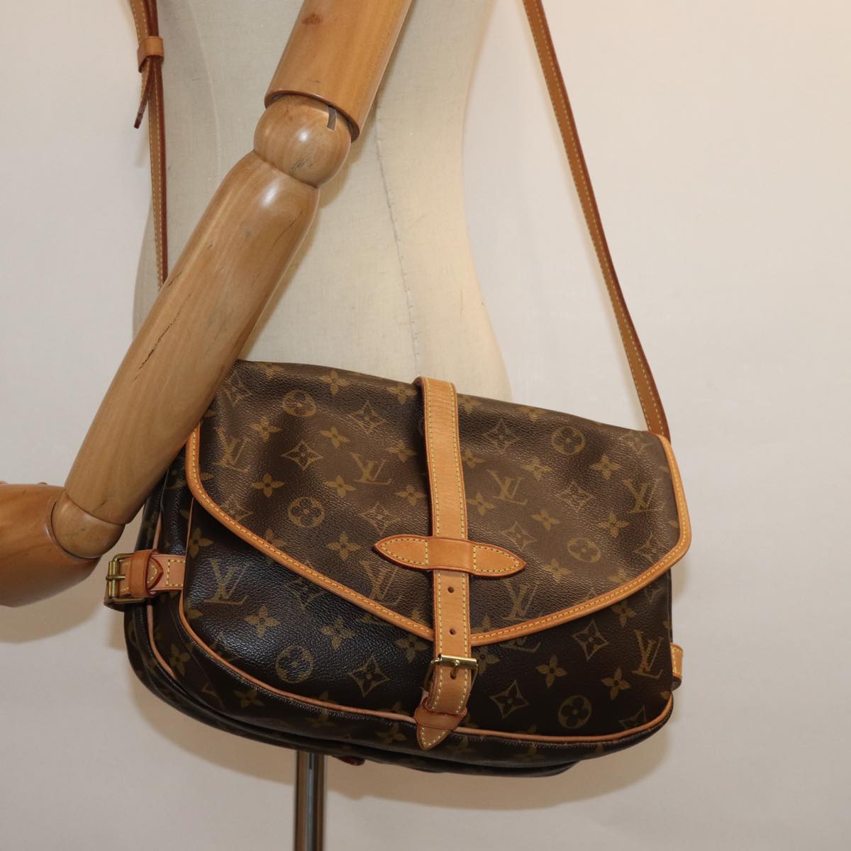 LOUIS VUITTON Monogram Saumur 30 Shoulder Bag M42256 LV Auth 80965A