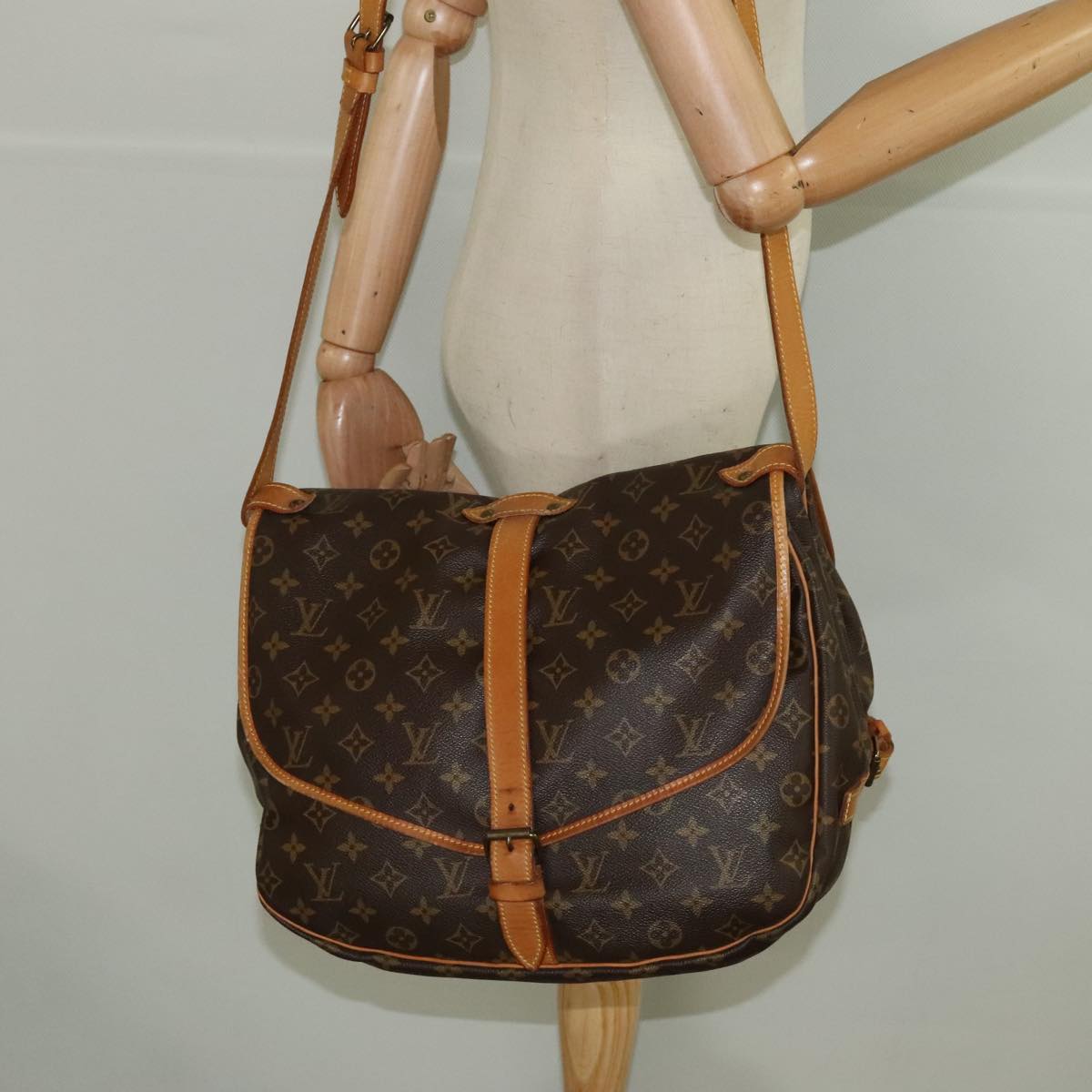 LOUIS VUITTON Monogram Saumur 35 Shoulder Bag M42254 LV Auth 80996