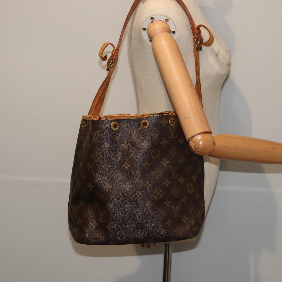 LOUIS VUITTON Monogram Petit Noe Shoulder Bag M42226 LV Auth 81116