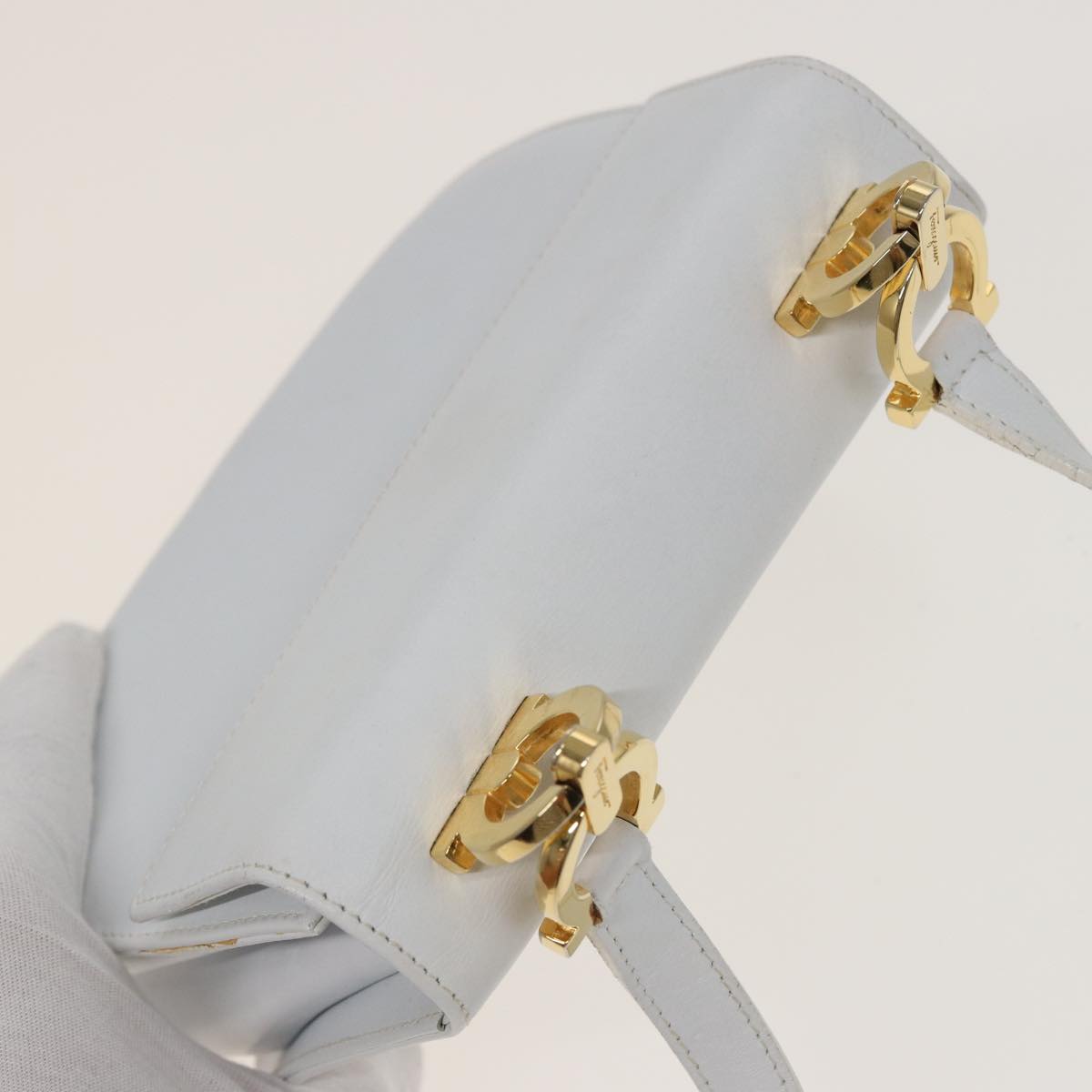 Salvatore Ferragamo Gancini Shoulder Bag Leather White Auth 81166