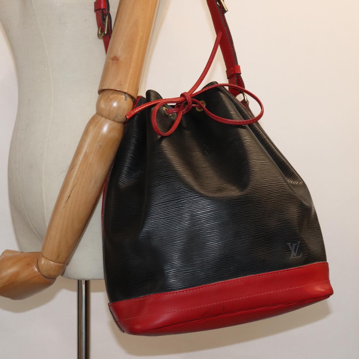 LOUIS VUITTON Epi Noe Shoulder Bag By color Black Red M44017 LV Auth 81263