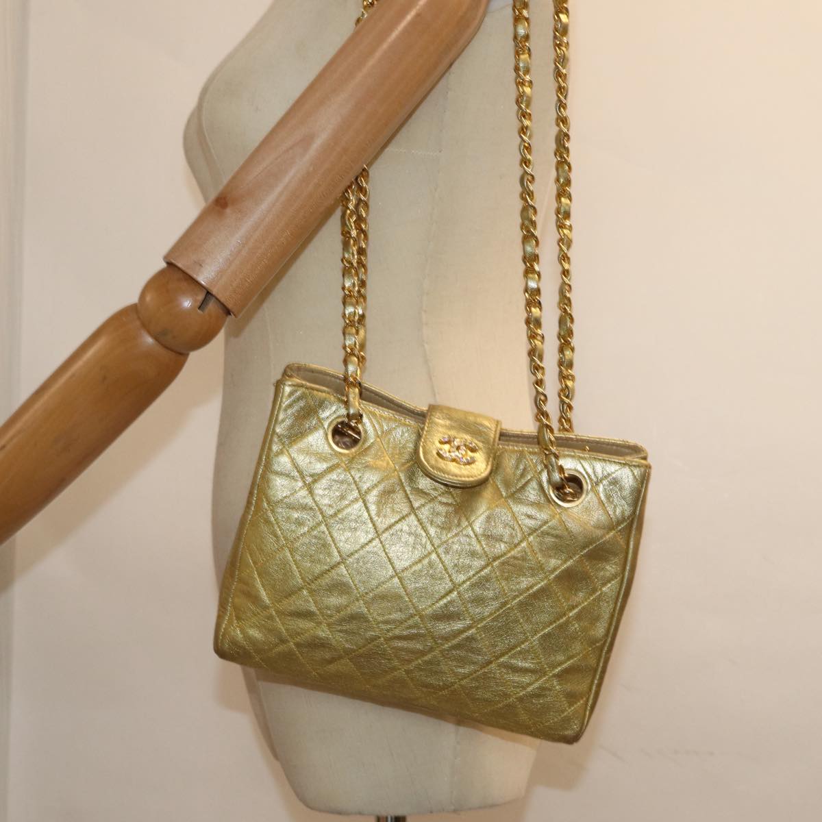 CHANEL Chain Matelasse Shoulder Bag Lamb Skin Gold CC Auth 81441A