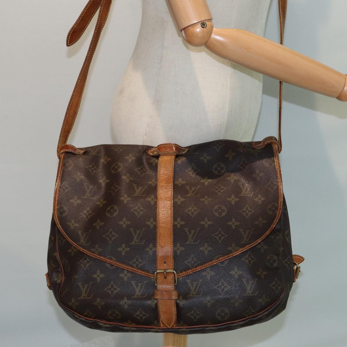 LOUIS VUITTON Monogram Saumur 35 Shoulder Bag M42254 LV Auth 81558