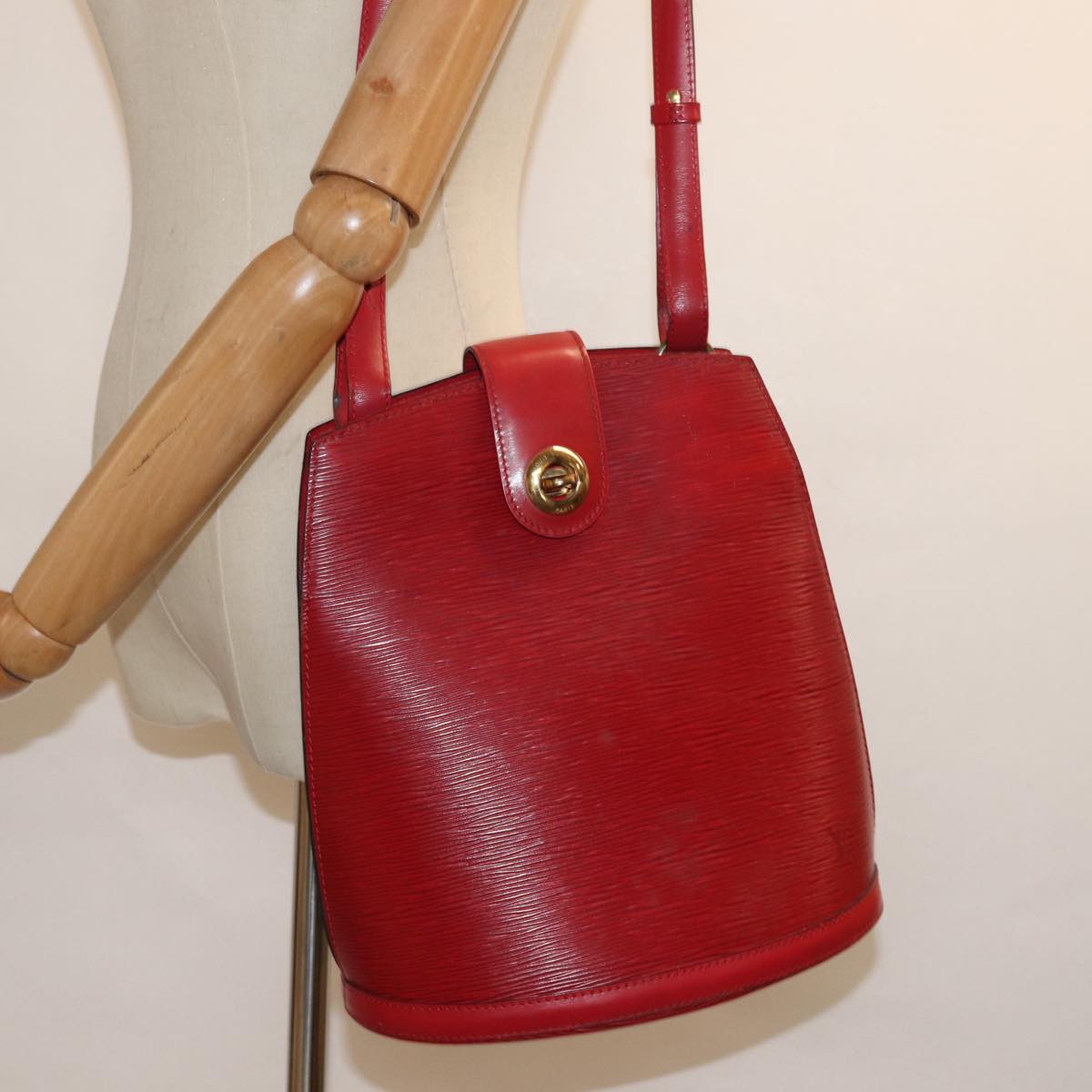 LOUIS VUITTON Epi Cluny Shoulder Bag Red M52257 LV Auth 81583