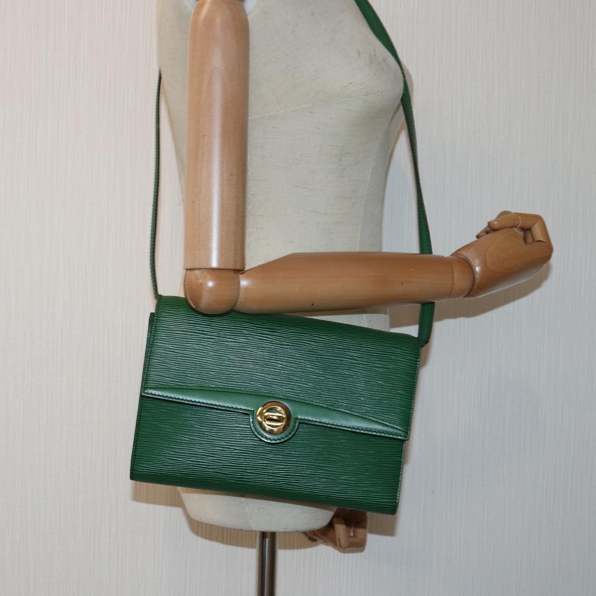 LOUIS VUITTON Epi Pochette Arche Shoulder Bag Green M52574 LV Auth 82380