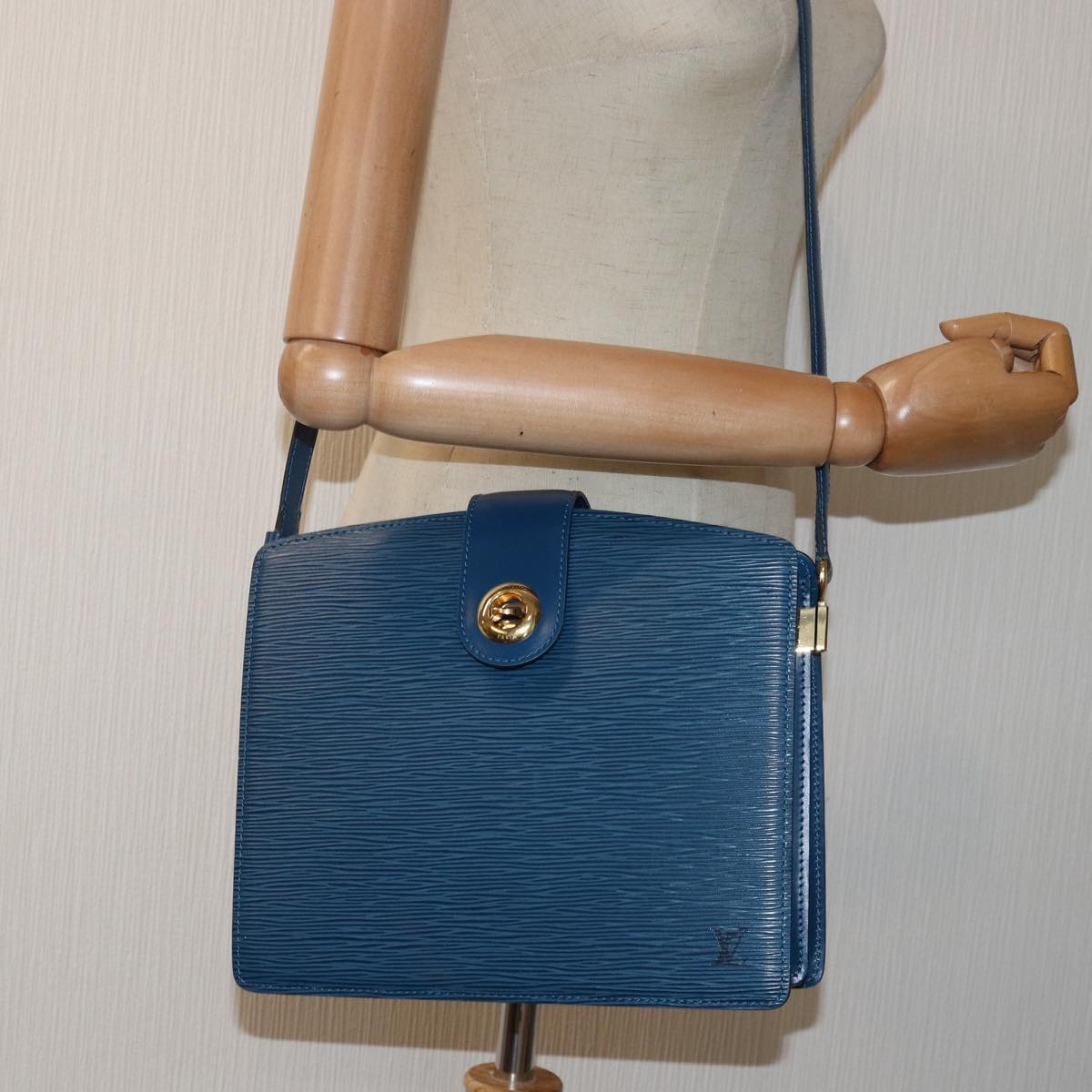 LOUIS VUITTON Epi Capuchin Shoulder Bag Blue M52345 LV Auth 82383