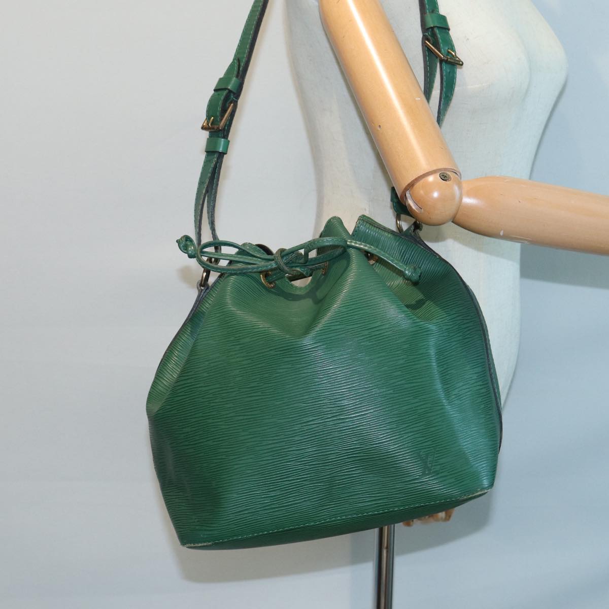 LOUIS VUITTON Epi Petit Noe Shoulder Bag Green M44104 LV Auth 82435