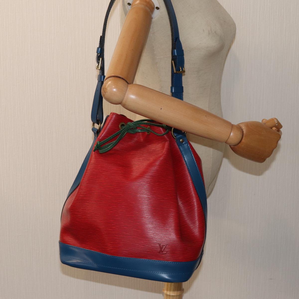 LOUIS VUITTON Epi Toriko Color Noe ShoulderBag Red Blue Green M44084 Auth 82440