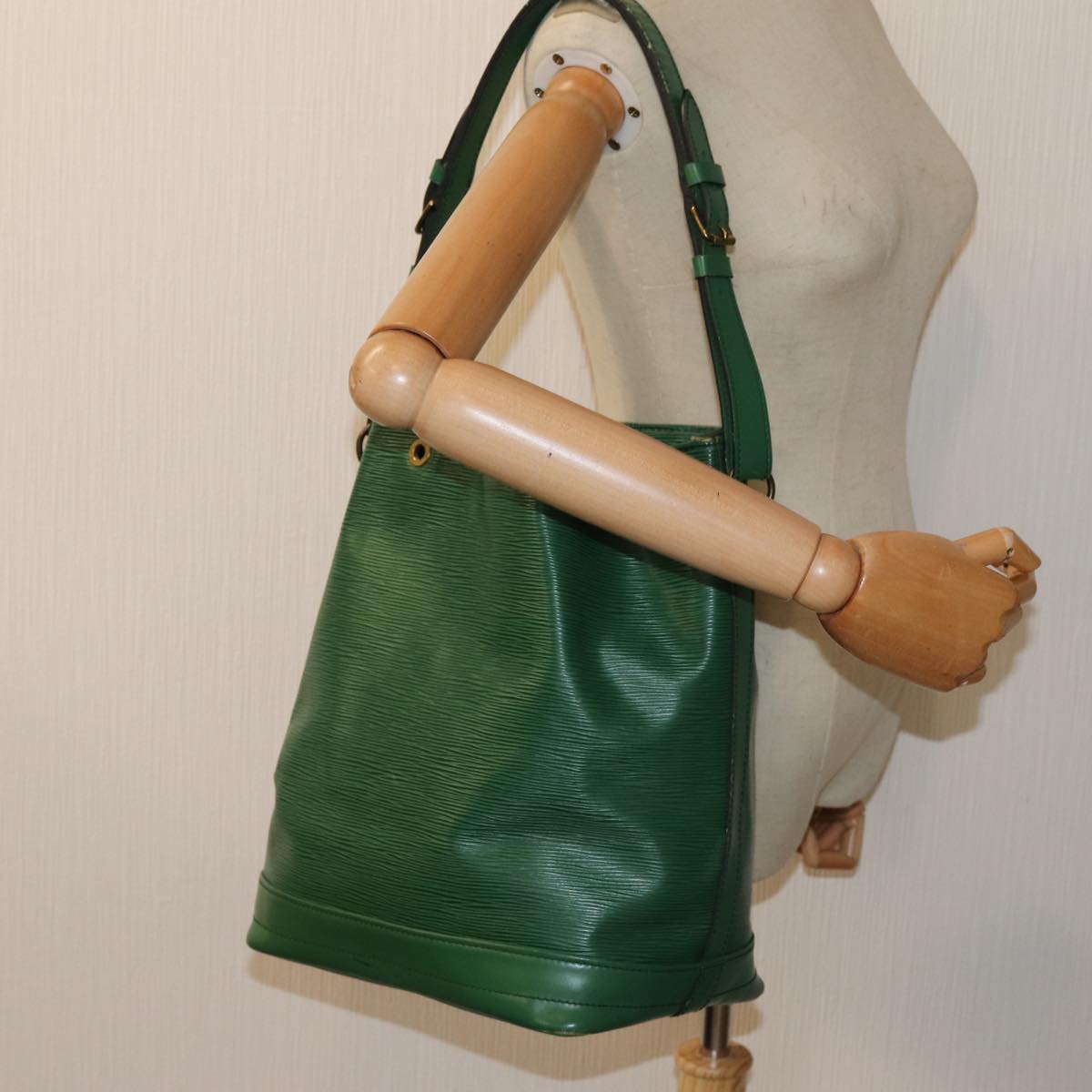 LOUIS VUITTON Epi Noe Shoulder Bag Green M44004 LV Auth 83232