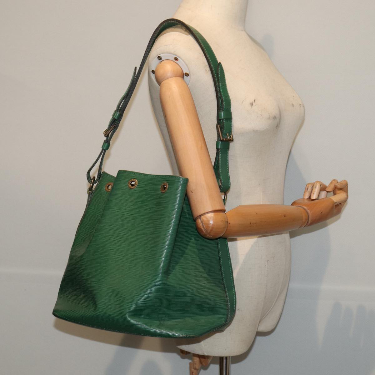 LOUIS VUITTON Epi Petit Noe Shoulder Bag Green M44104 LV Auth 83408