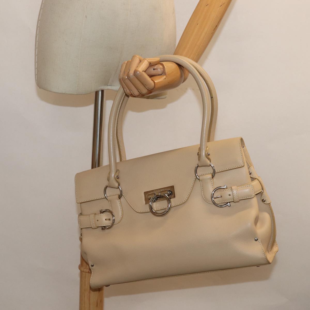 Salvatore Ferragamo Gancini Shoulder Bag Leather Beige Auth 84236