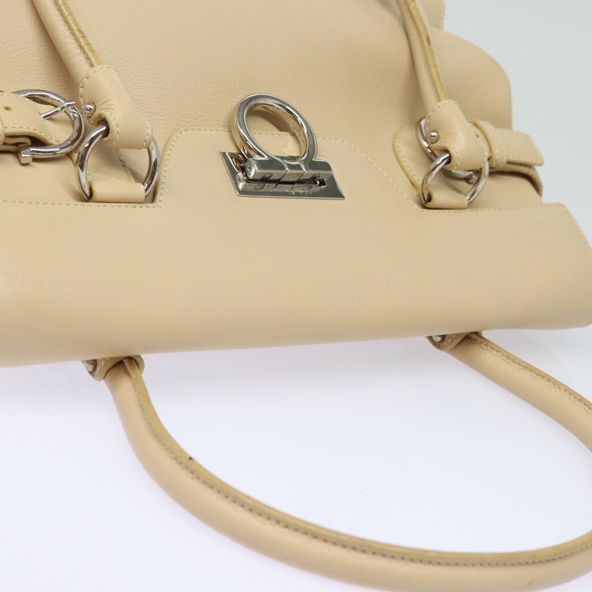 Salvatore Ferragamo Gancini Shoulder Bag Leather Beige Auth 84236