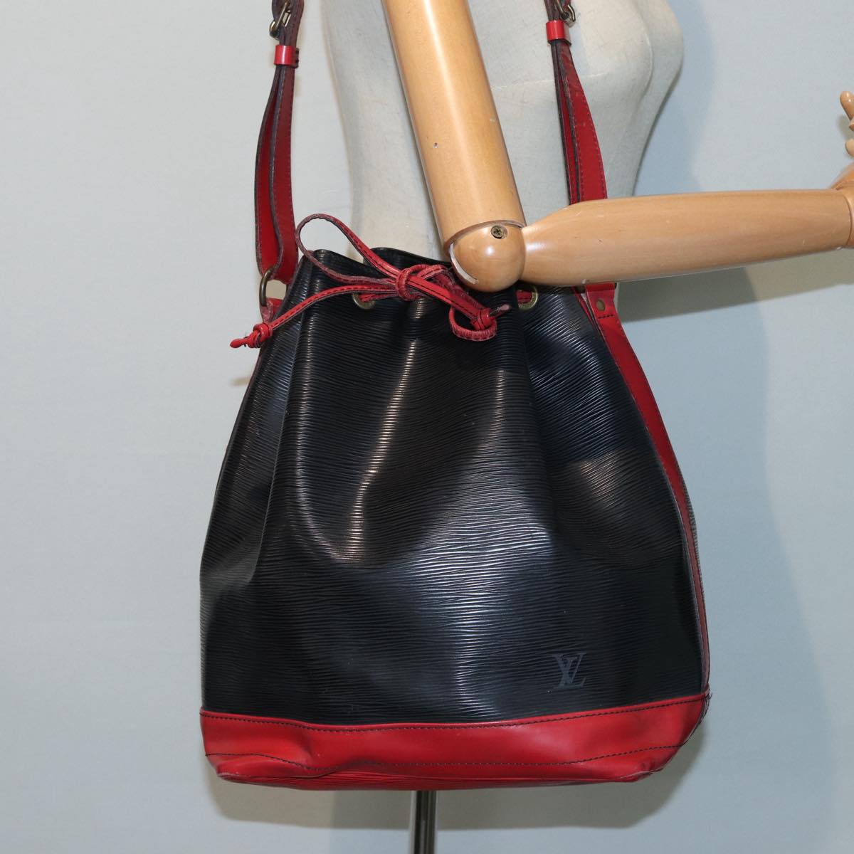 LOUIS VUITTON Epi Noe Shoulder Bag By color Black Red M44017 LV Auth 84914