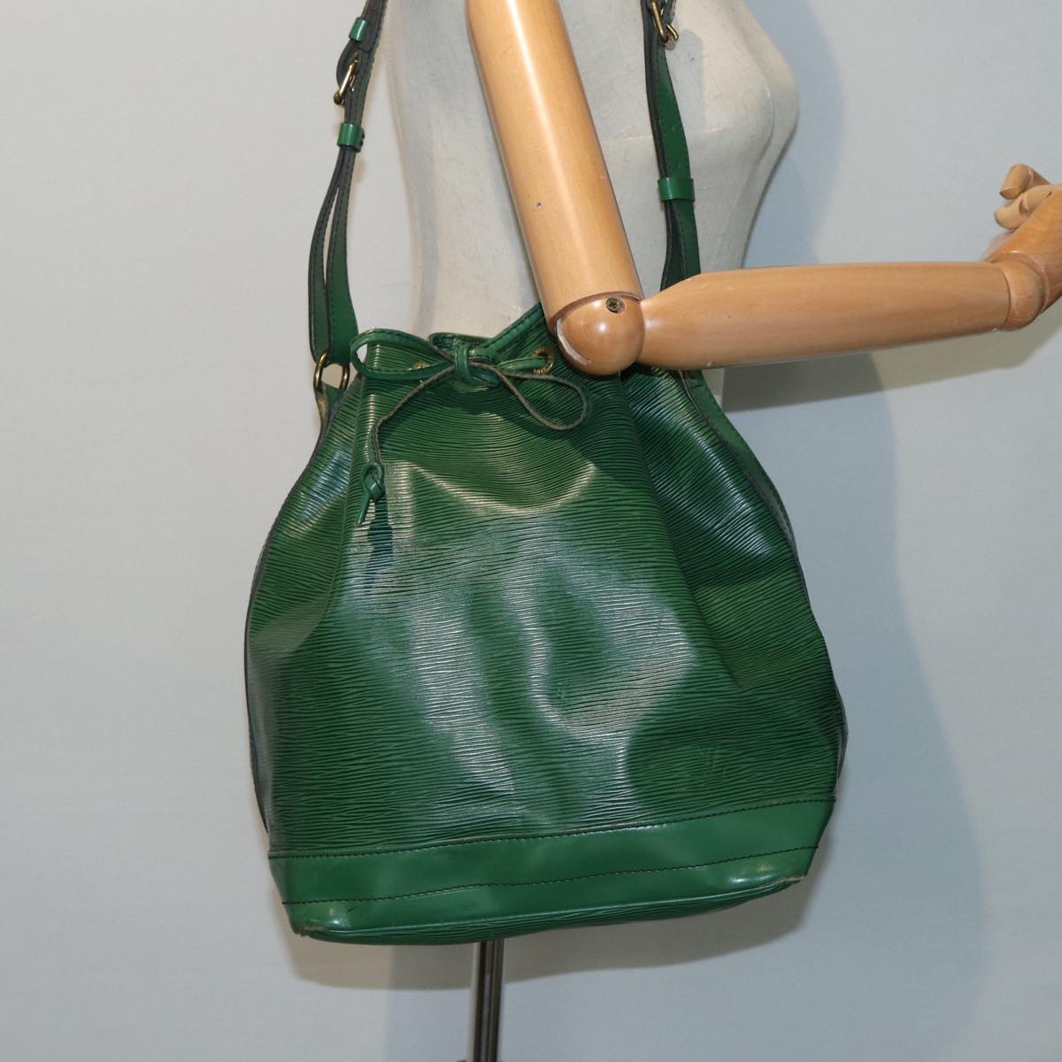 LOUIS VUITTON Epi Noe Shoulder Bag Green M44004 LV Auth 84917