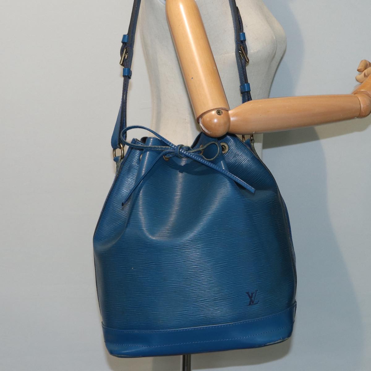 LOUIS VUITTON Epi Noe Shoulder Bag Toledo Blue M44005 LV Auth 84920