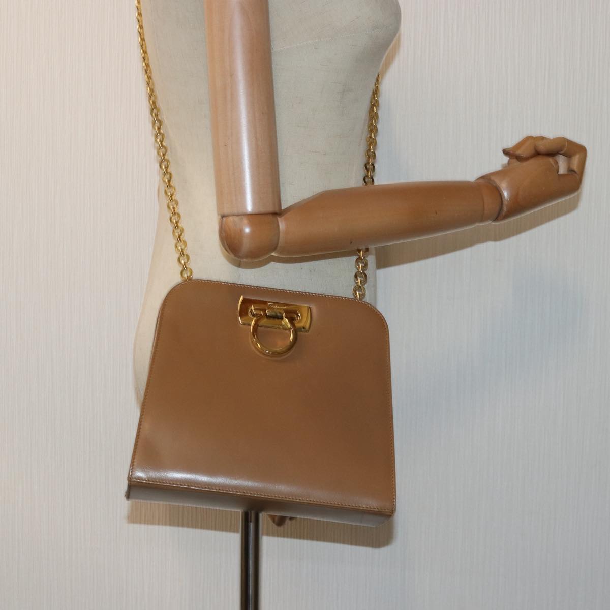 Salvatore Ferragamo Gancini Chain Shoulder Bag Leather Beige Auth 84931