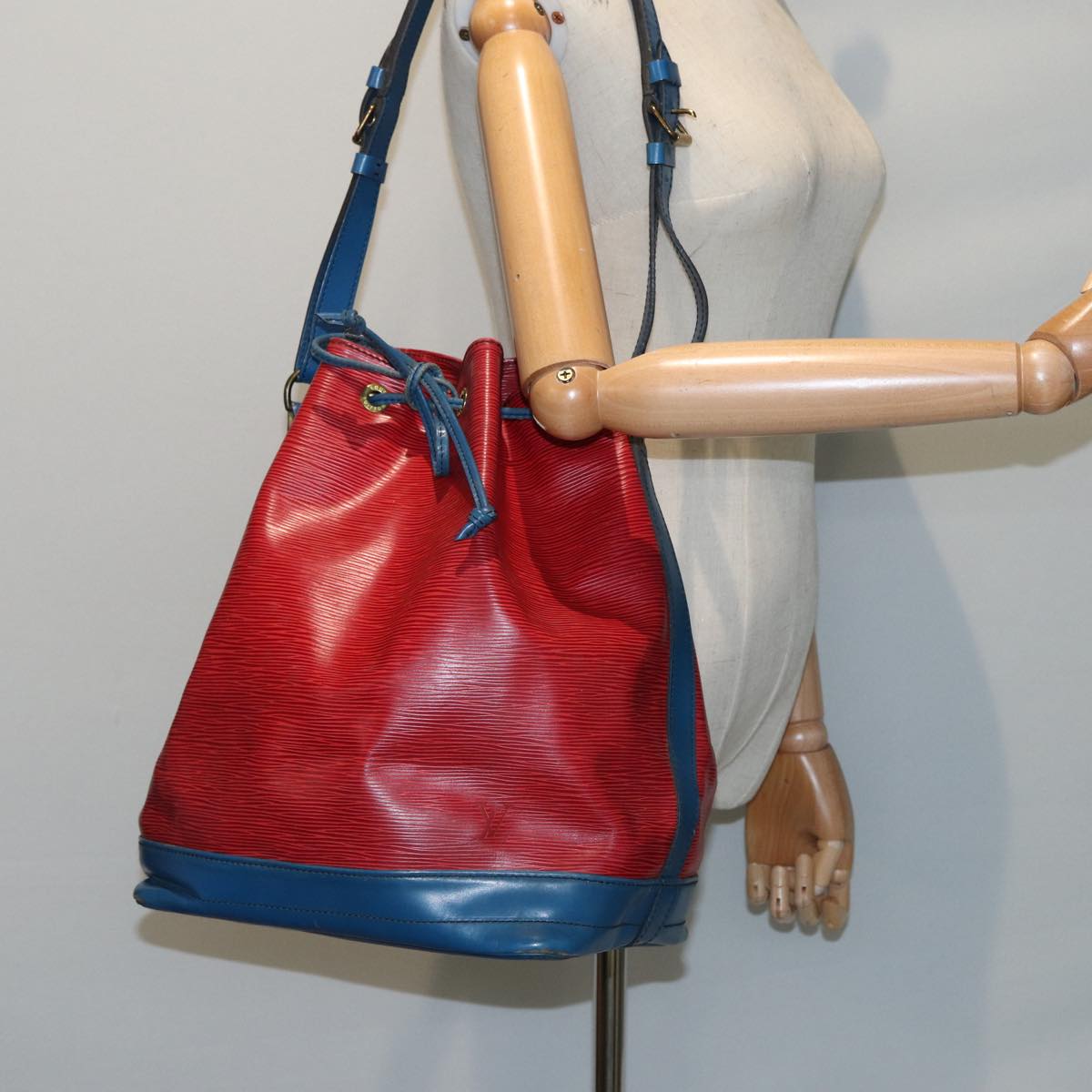 LOUIS VUITTON Epi Noe Shoulder Bag Bicolor Red Blue M44084 LV Auth 85259