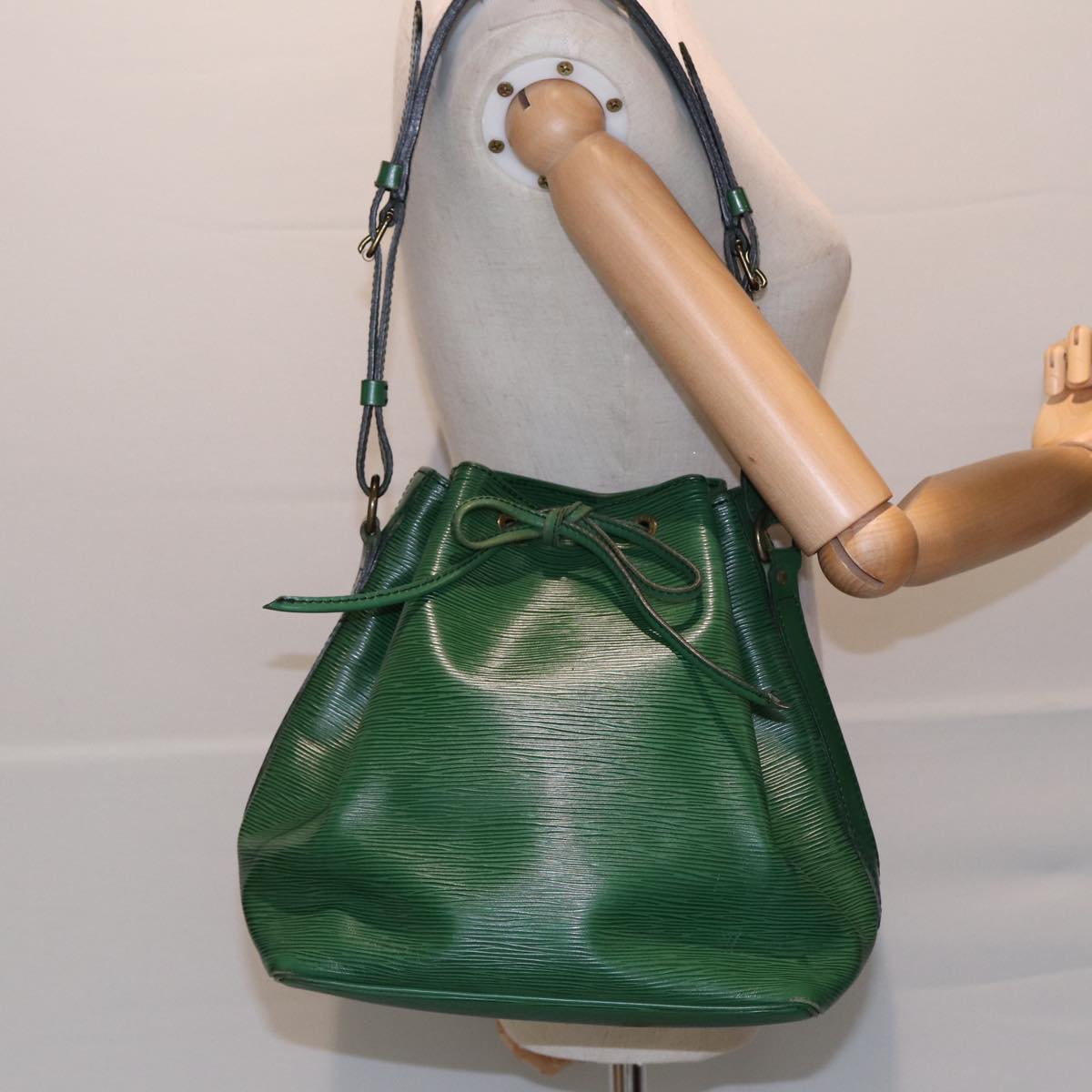 LOUIS VUITTON Epi Petit Noe Shoulder Bag Green M44102 LV Auth 85261