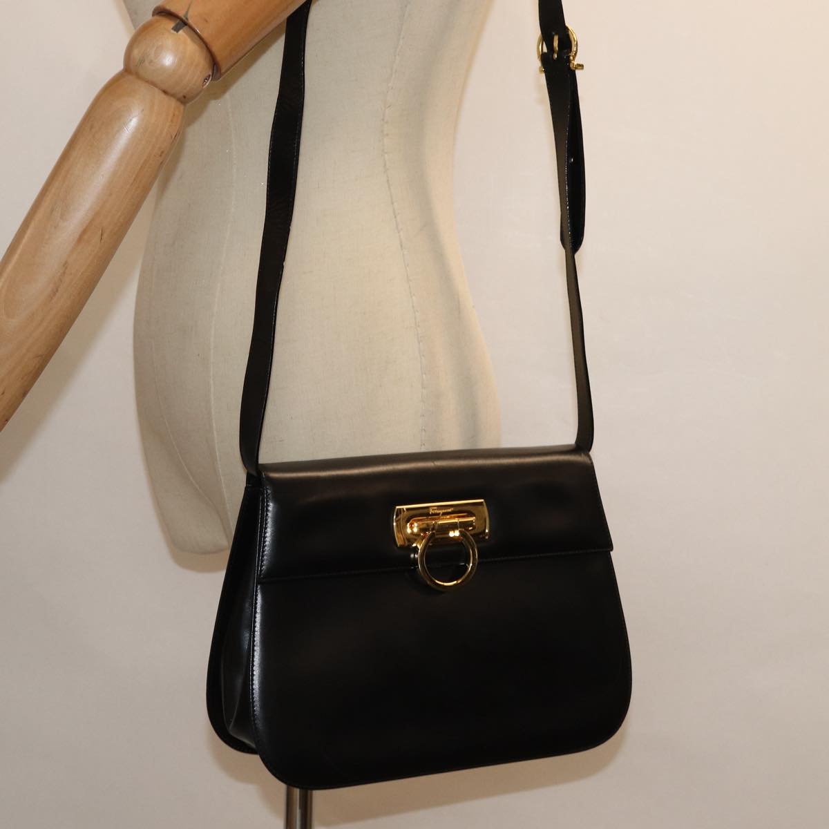 Salvatore Ferragamo Gancini Shoulder Bag Leather Black Gold Auth 85386