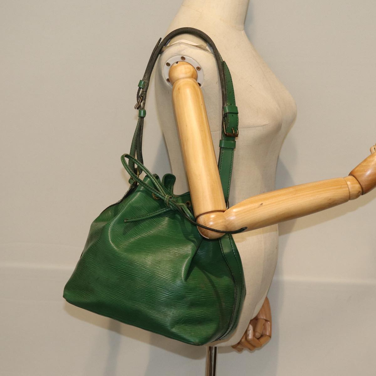 LOUIS VUITTON Epi Petit Noe Shoulder Bag Green M44102 LV Auth 85452