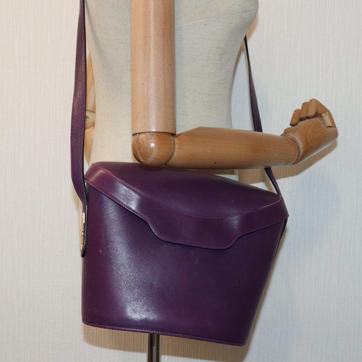 Salvatore Ferragamo Shoulder Bag Leather Purple Gold Auth 85876