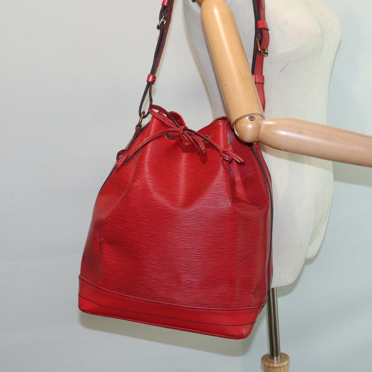 LOUIS VUITTON Epi Noe Shoulder Bag Red M44007 LV Auth 86107