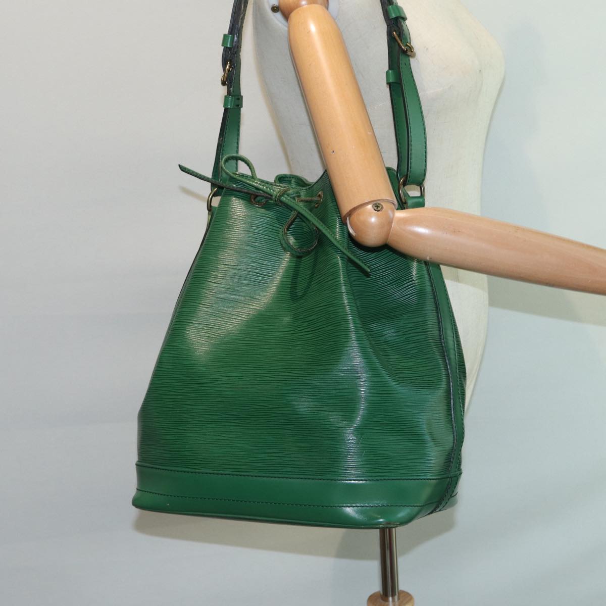 LOUIS VUITTON Epi Noe Shoulder Bag Green M44004 LV Auth 86108