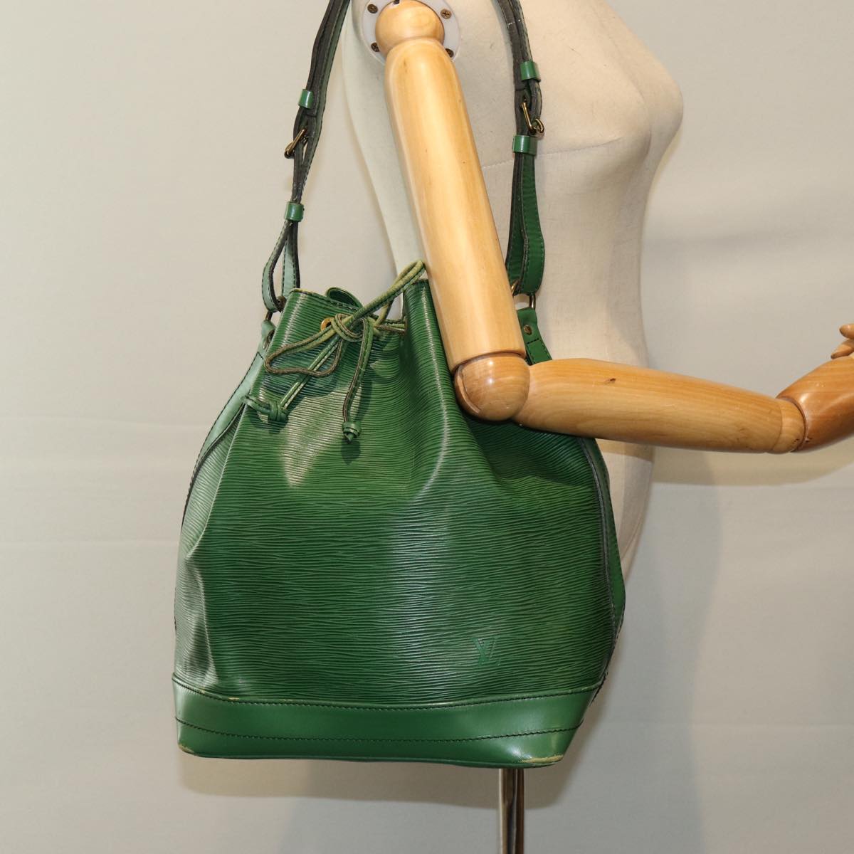 LOUIS VUITTON Epi Noe Shoulder Bag Green M44004 LV Auth 86731