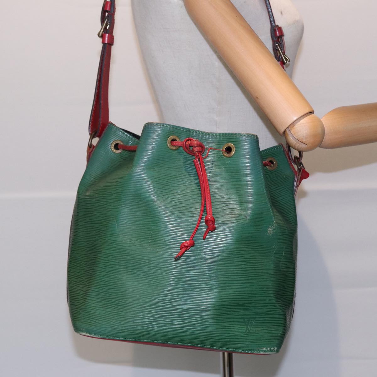 LOUIS VUITTON Epi Petit Noe Shoulder Bag Bicolor Green Red M44147 LV Auth 87503