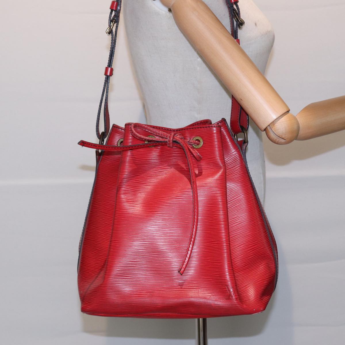 LOUIS VUITTON Epi Petit Noe Shoulder Bag Red M44107 LV Auth 87504