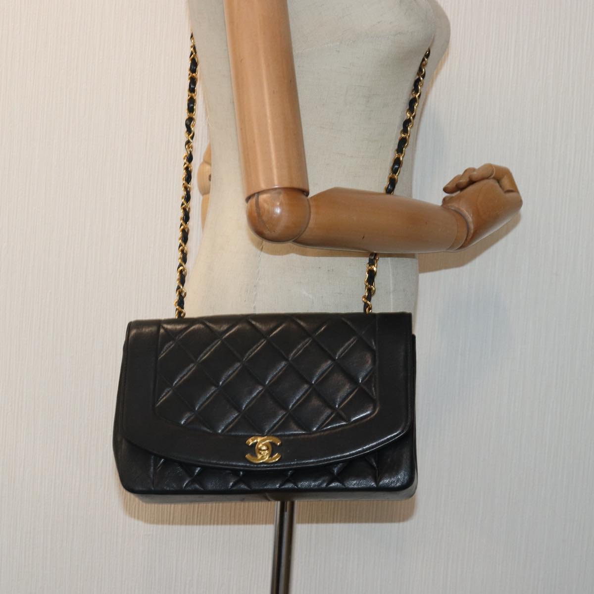 CHANEL Diana Matelasse Chain Shoulder Bag Lamb Skin Black CC Auth 87740A