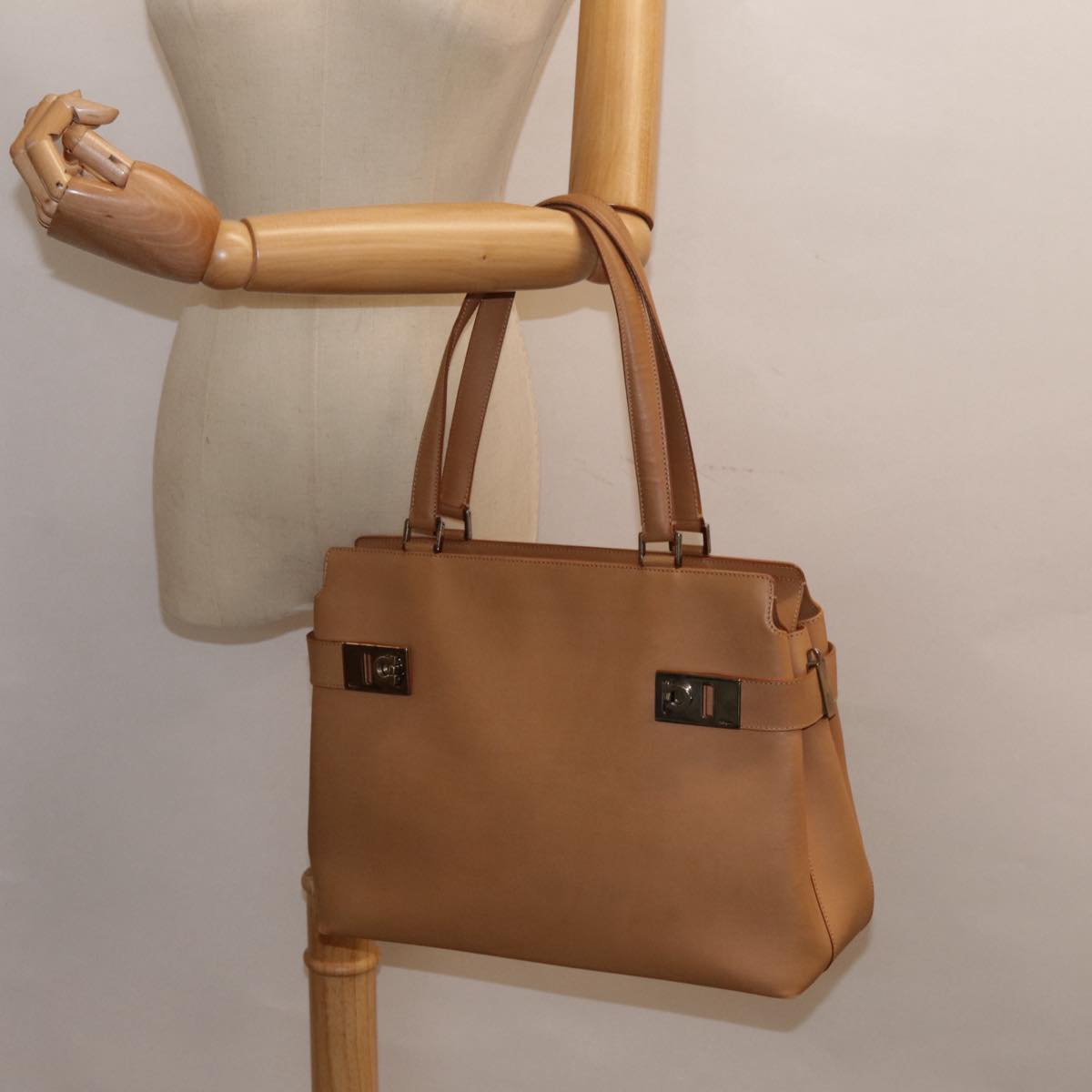 Salvatore Ferragamo Gancini Tote Bag Leather Beige Auth 89049