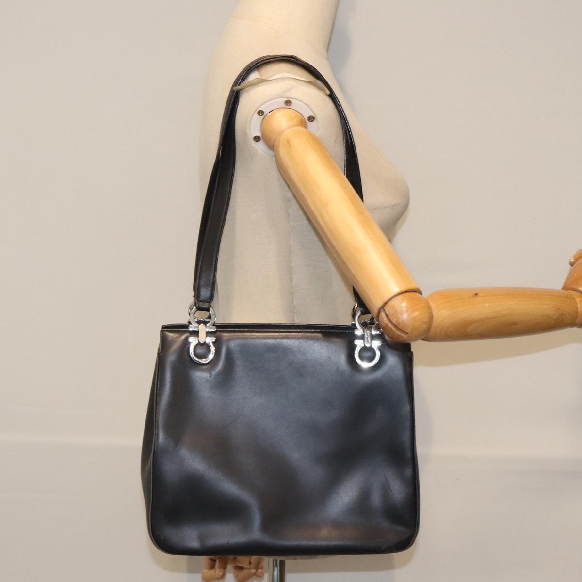 Salvatore Ferragamo Gancini Shoulder Bag Leather Black Auth 89810