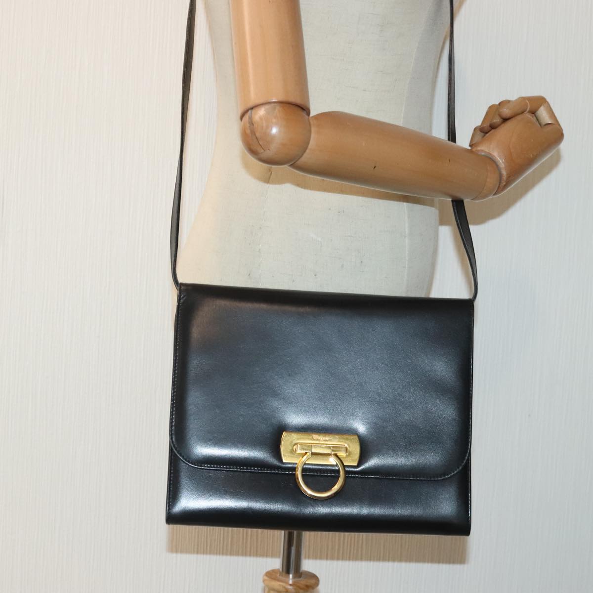 Salvatore Ferragamo Gancini Shoulder Bag Leather Black Gold Auth 90997