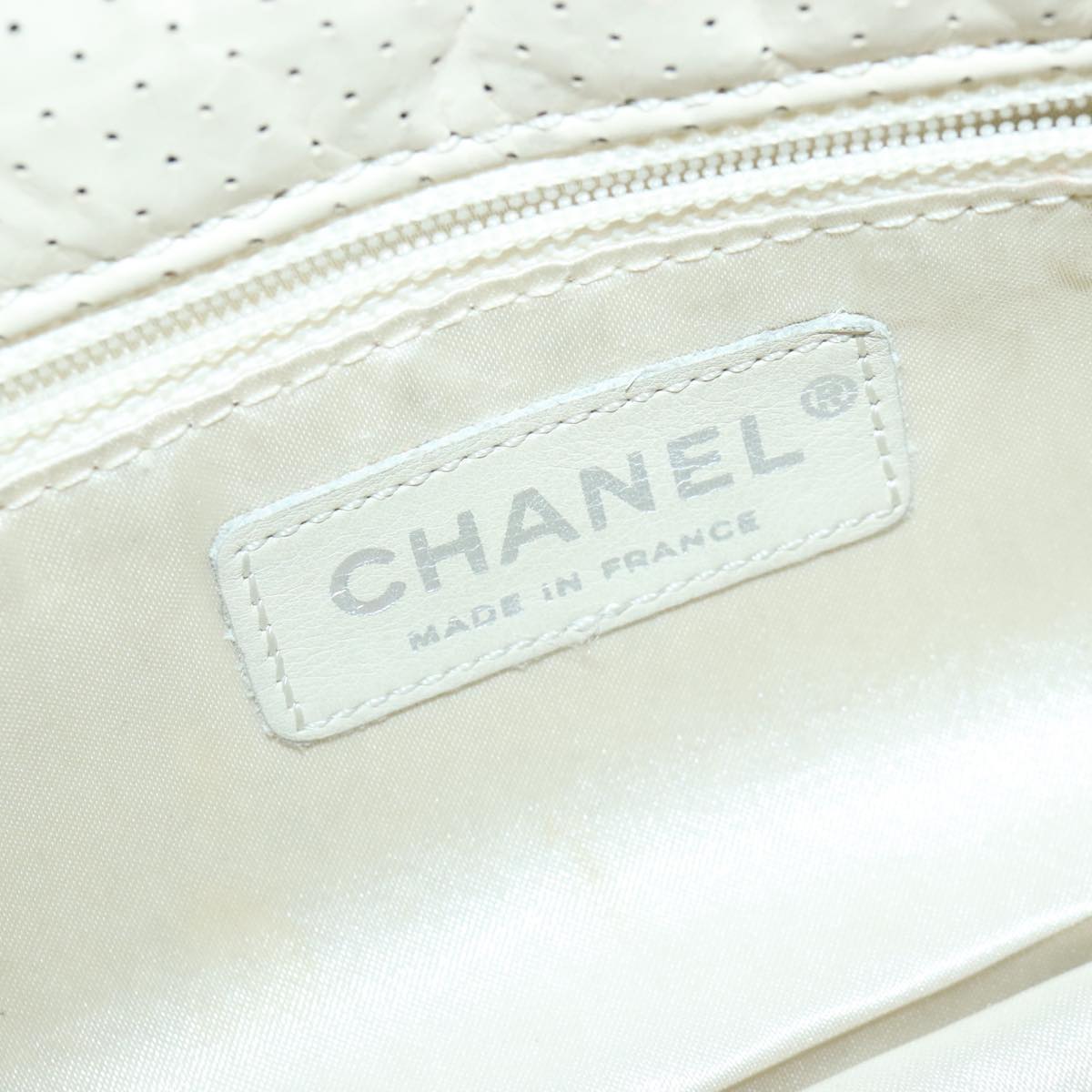 CHANEL Chain Shoulder Bag Punching leather White Silver CC Auth 91310