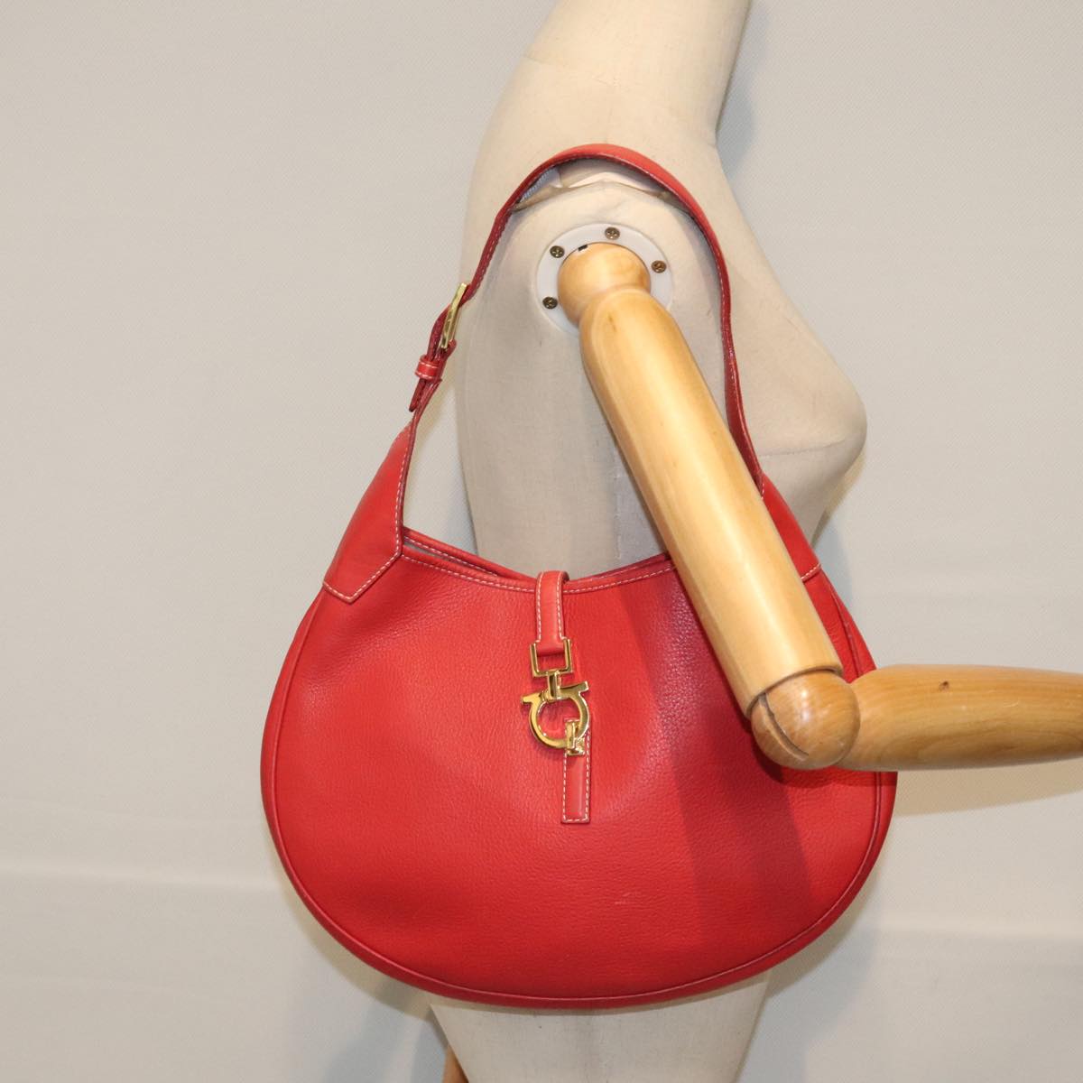 Salvatore Ferragamo Gancini Shoulder Bag Leather Red Gold Auth 92152