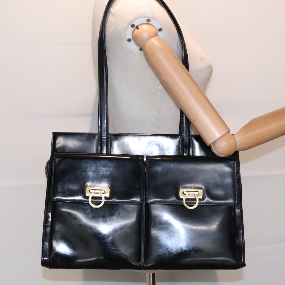 Salvatore Ferragamo Gancini Tote Bag Patent leather Black Gold Auth 92158