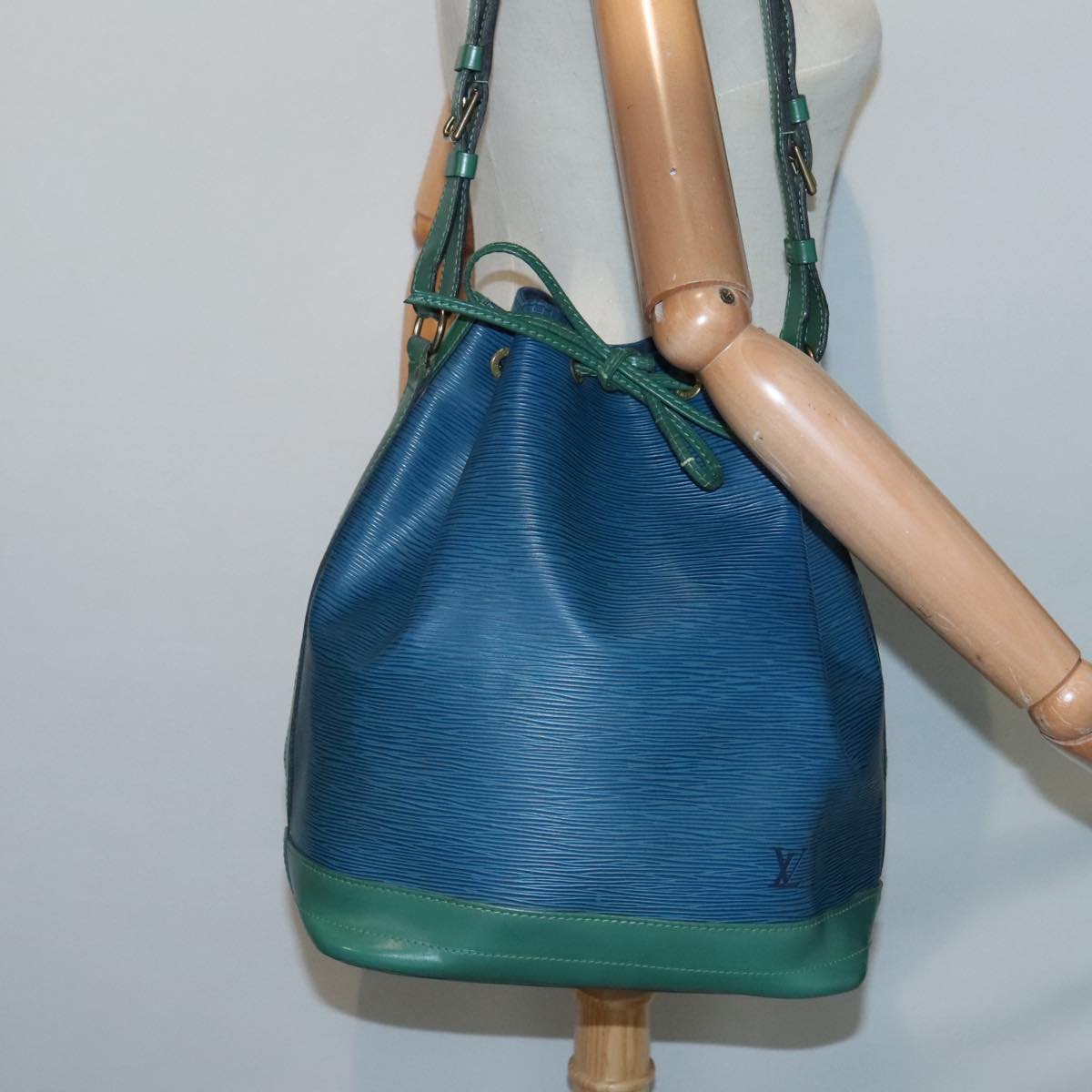 LOUIS VUITTON Epi Noe Shoulder Bag Bicolor Green Blue M44044 LV Auth 92353