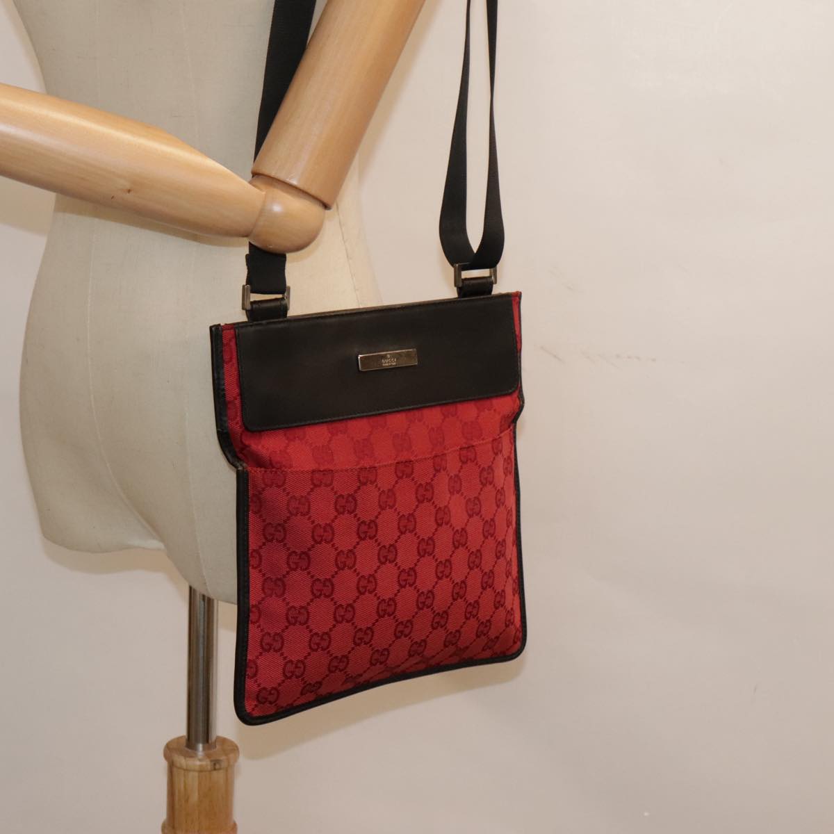 GUCCI GG Canvas Shoulder Bag Red Black Auth 92448