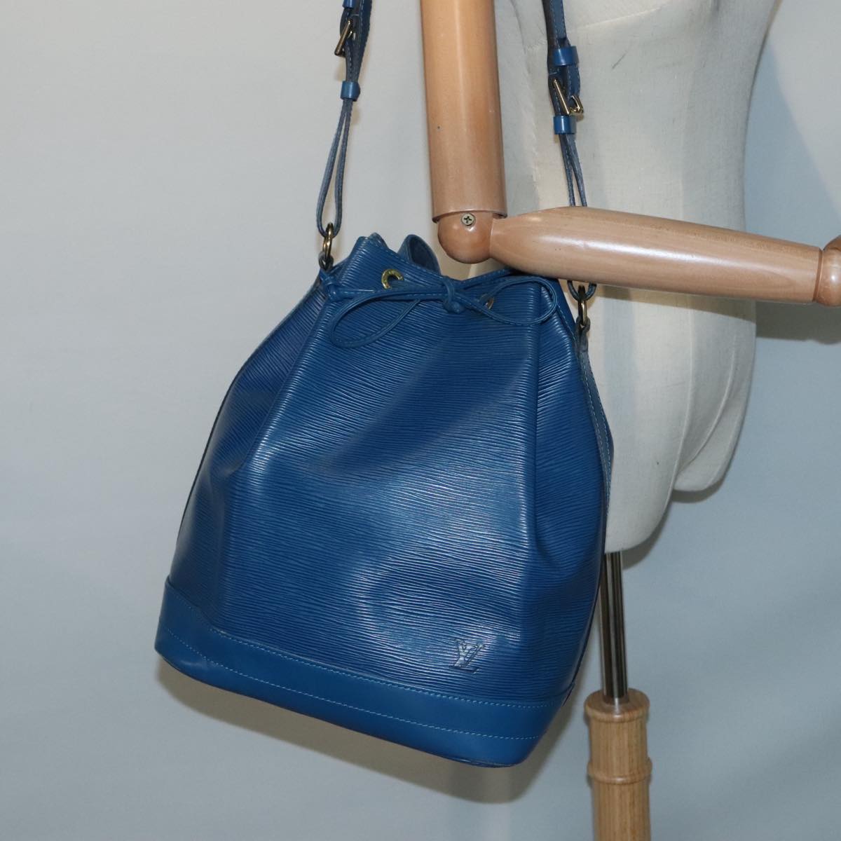 LOUIS VUITTON Epi Noe Shoulder Bag Toledo Blue M44005 LV Auth 92454