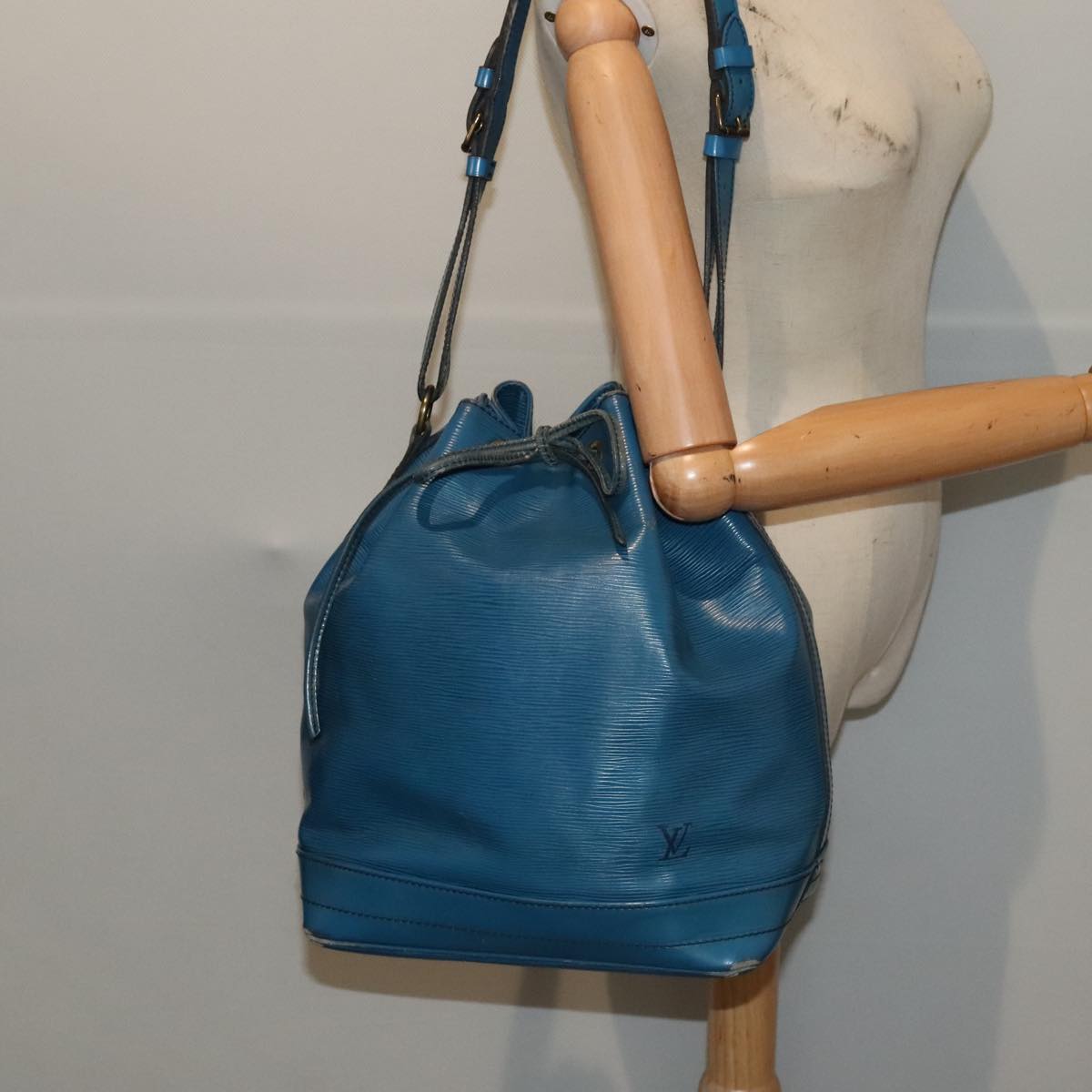 LOUIS VUITTON Epi Noe Shoulder Bag Toledo Blue M44005 LV Auth 92812