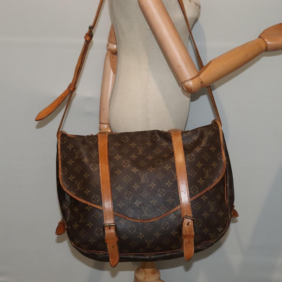 LOUIS VUITTON Monogram Saumur 43 Shoulder Bag M42252 LV Auth 92868