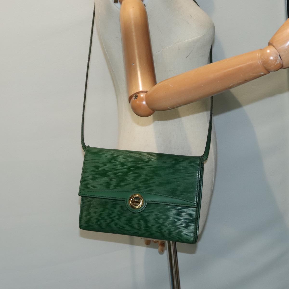 LOUIS VUITTON Epi Pochette Arche Shoulder Bag Green M52574 LV Auth 92953