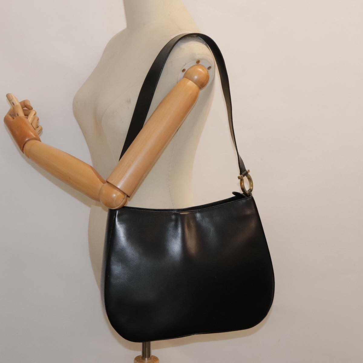 Salvatore Ferragamo Gancini Shoulder Bag Leather Black Gold Auth 92967