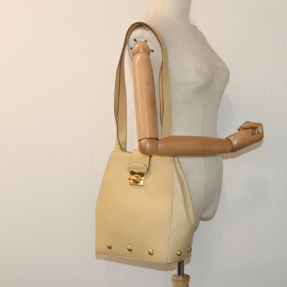 Salvatore Ferragamo Shoulder Bag Leather Beige Gold Auth 93202