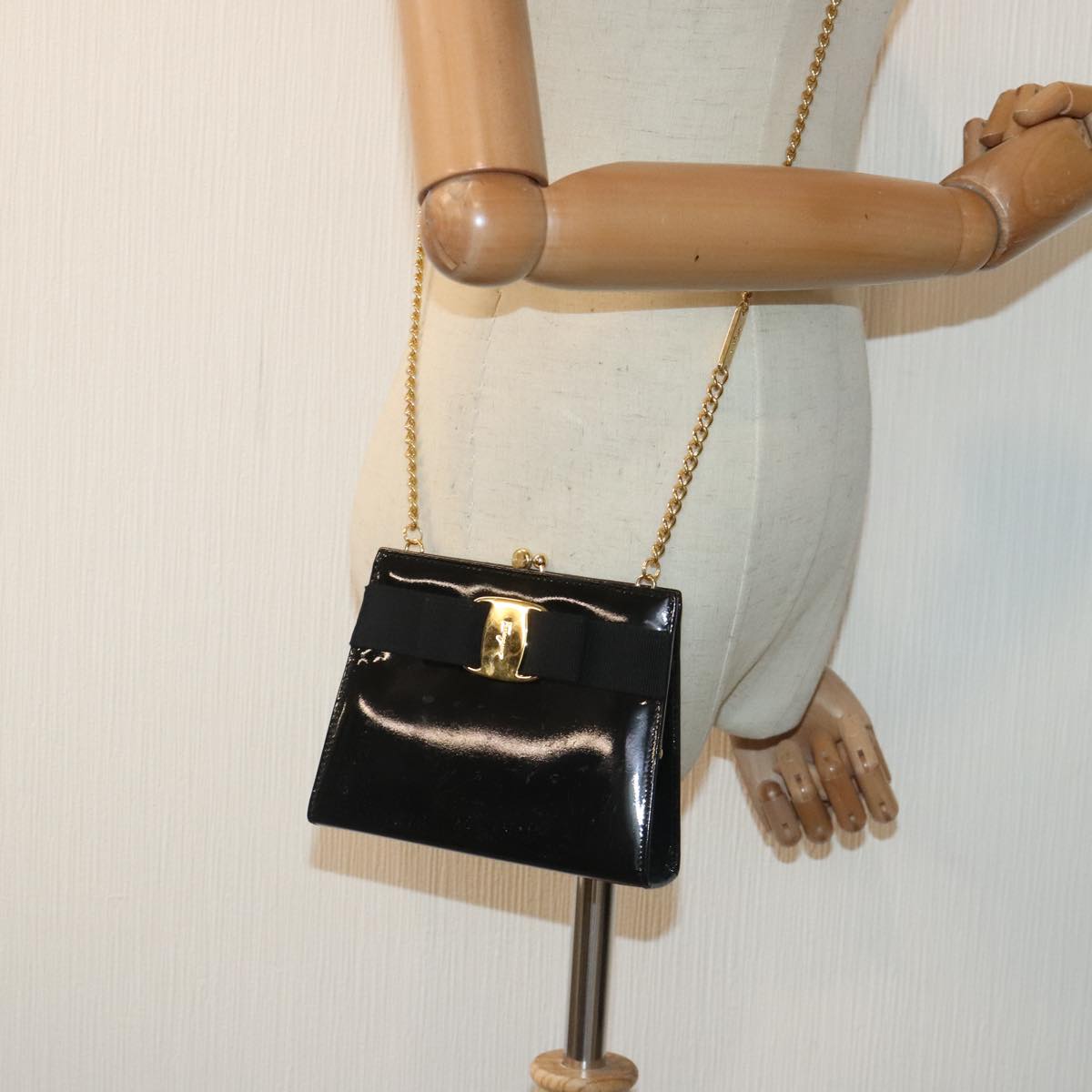 Salvatore Ferragamo Chain Shoulder Bag Enamel Black Gold Auth 93253