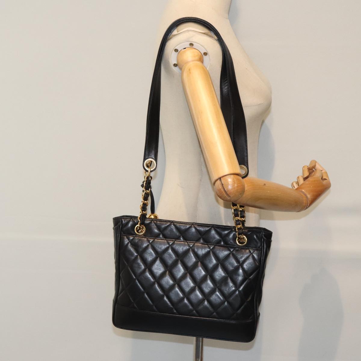 CHANEL Matelasse Chain Shoulder Bag Leather Gold Black CC Auth 93571