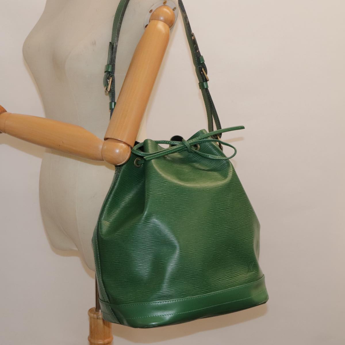 LOUIS VUITTON Epi Noe Shoulder Bag Green M44004 LV Auth 93956